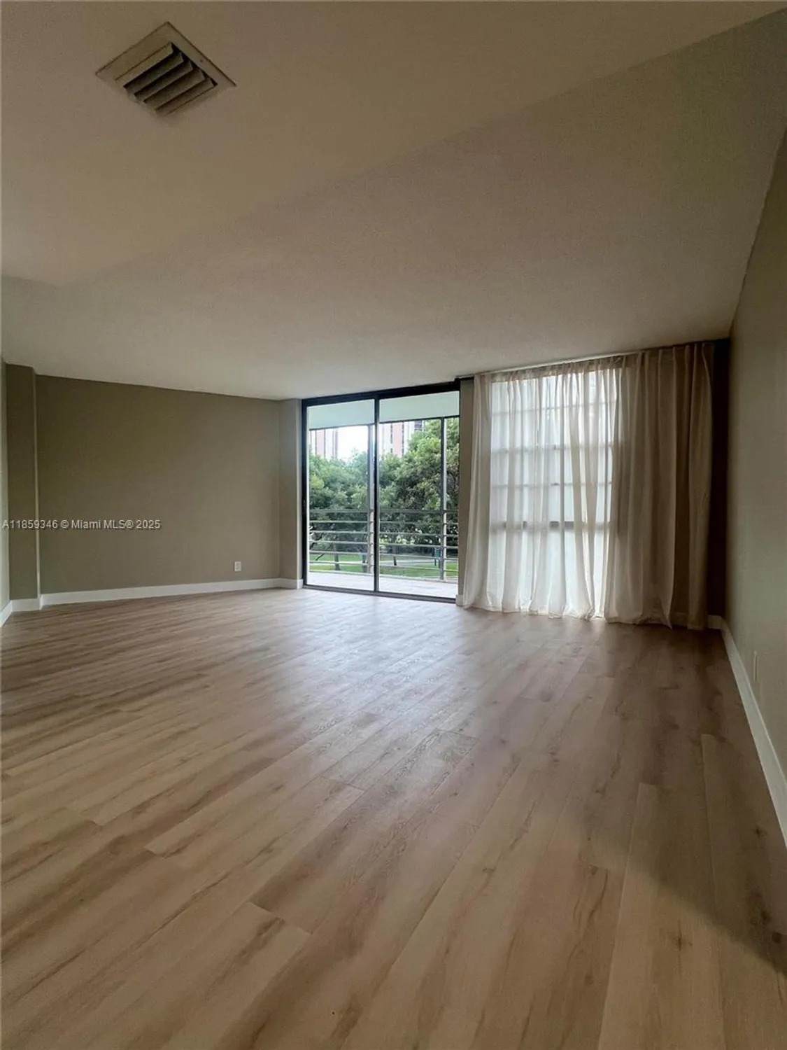 Property Slideshow image 19 of 33 | 20500 w country club dr 308, Aventura, FL, 33180