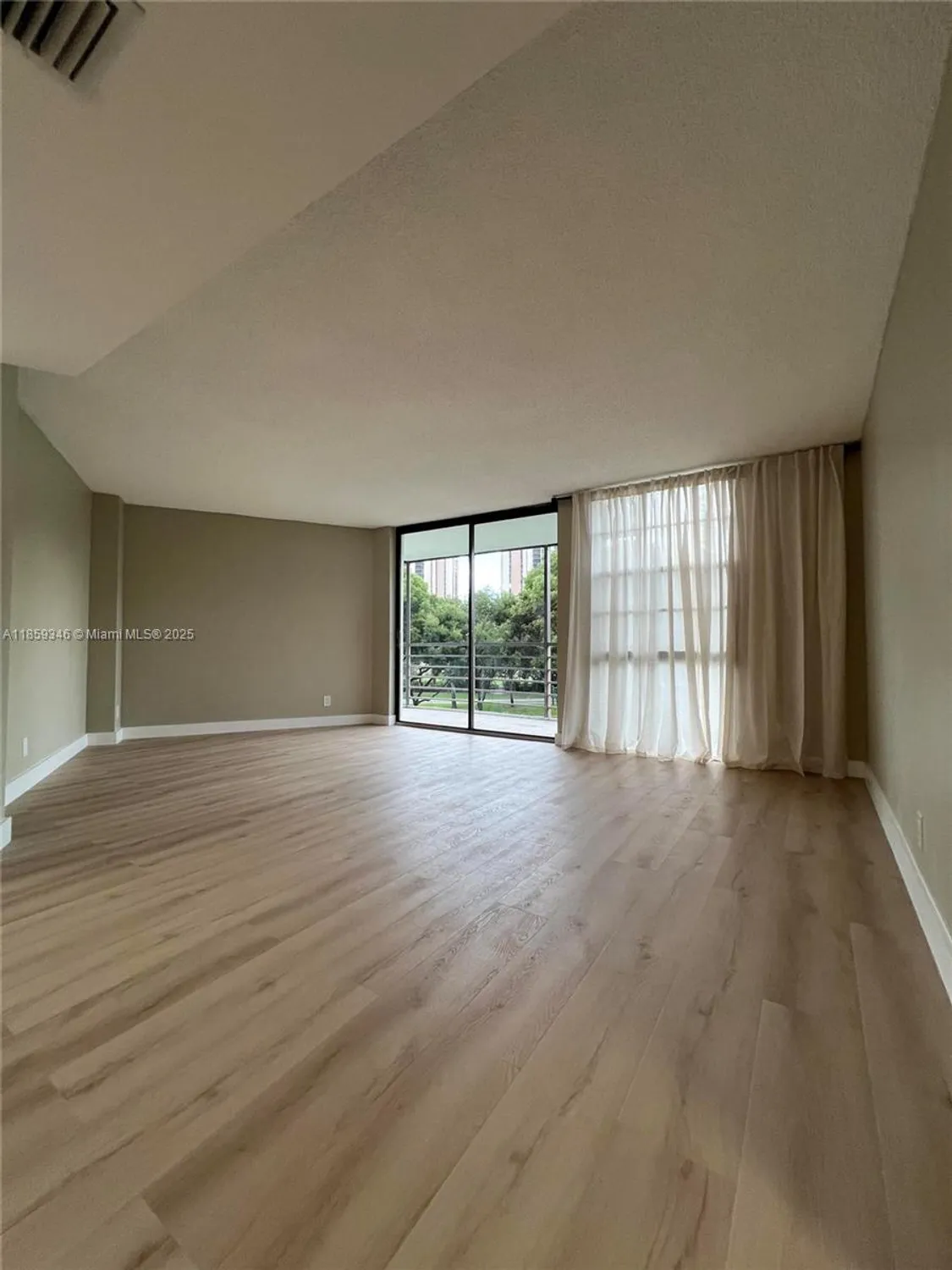 Property Slideshow image 25 of 33 | 20500 w country club dr 308, Aventura, FL, 33180