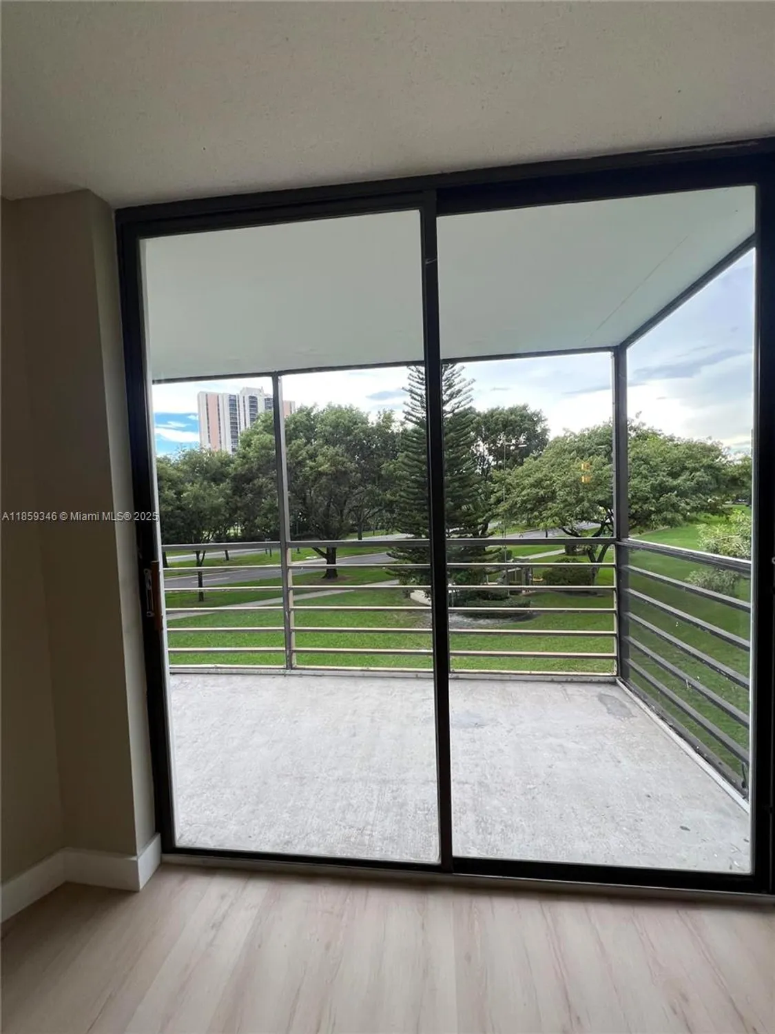 Property Slideshow image 28 of 33 | 20500 w country club dr 308, Aventura, FL, 33180