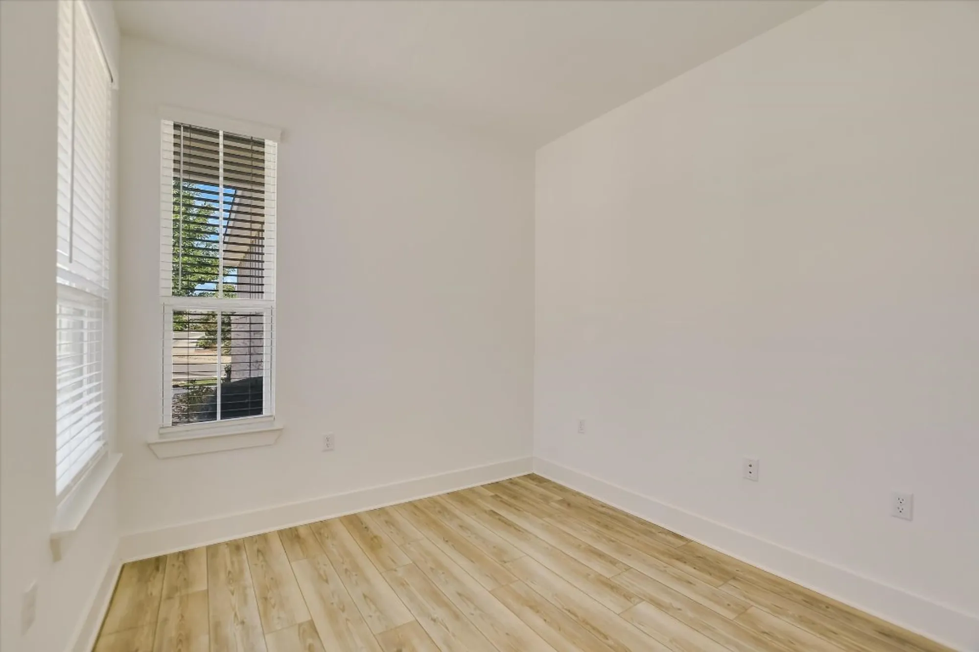 Property Slideshow image 12 of 21 | 702 kitty hawk rd, Georgetown, TX, 78633