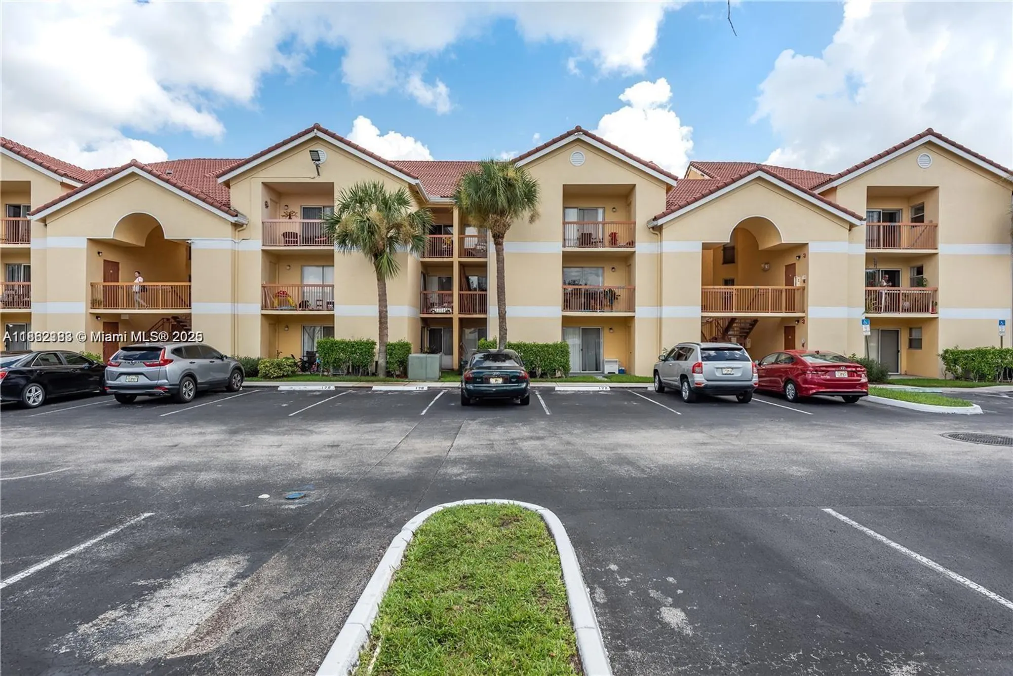 Property Slideshow image 2 of 17 | 7610 westwood dr 112, Tamarac, FL, 33321