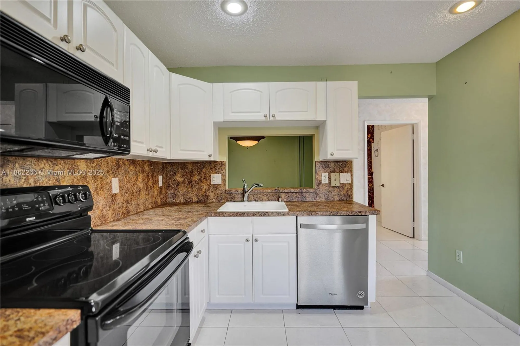 Property Slideshow image 13 of 49 | 15011 ashland cir 27, Delray Beach, FL, 33484