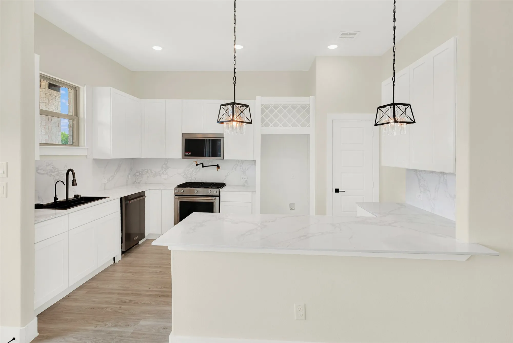 Property Slideshow image 4 of 19 | 3725 creek view dr, Mckinney, TX, 75071