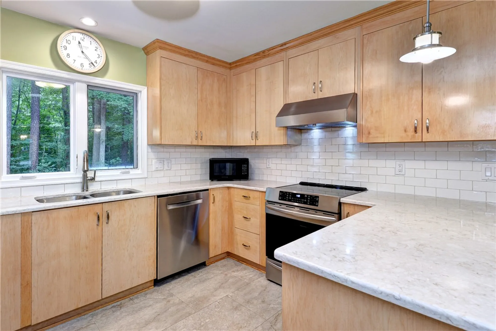 Property Slideshow image 11 of 28 | 105 daingerfield rd, Williamsburg, VA, 23185