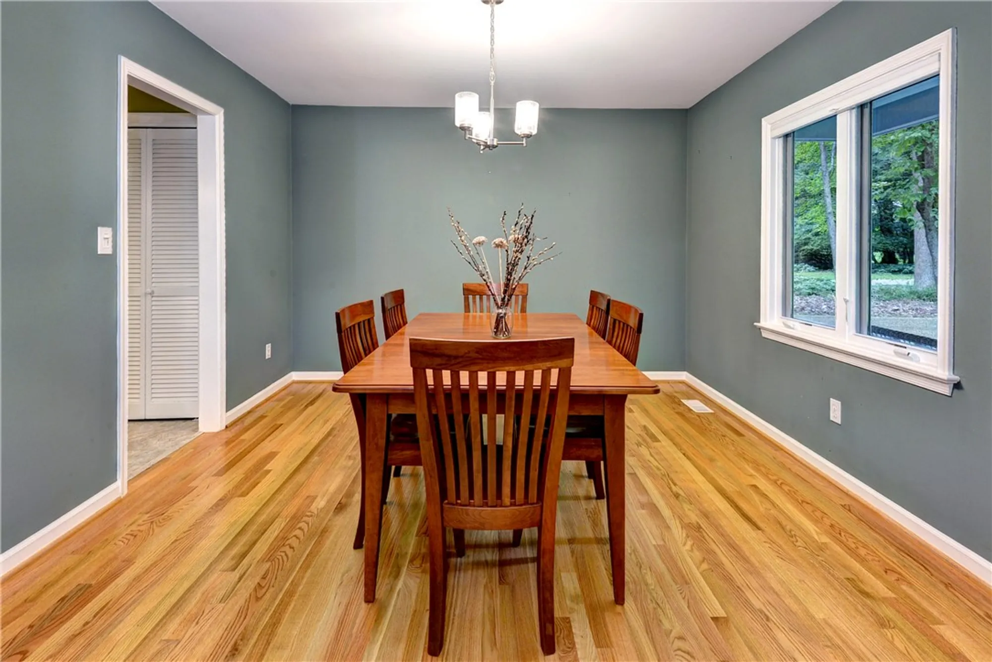 Property Slideshow image 5 of 28 | 105 daingerfield rd, Williamsburg, VA, 23185