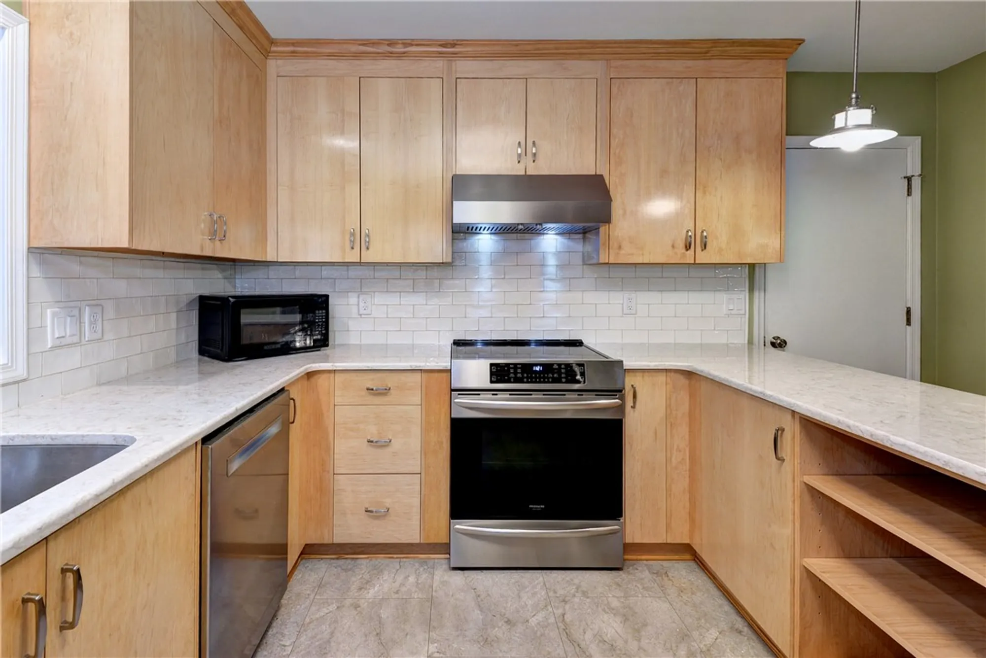 Property Slideshow image 7 of 28 | 105 daingerfield rd, Williamsburg, VA, 23185