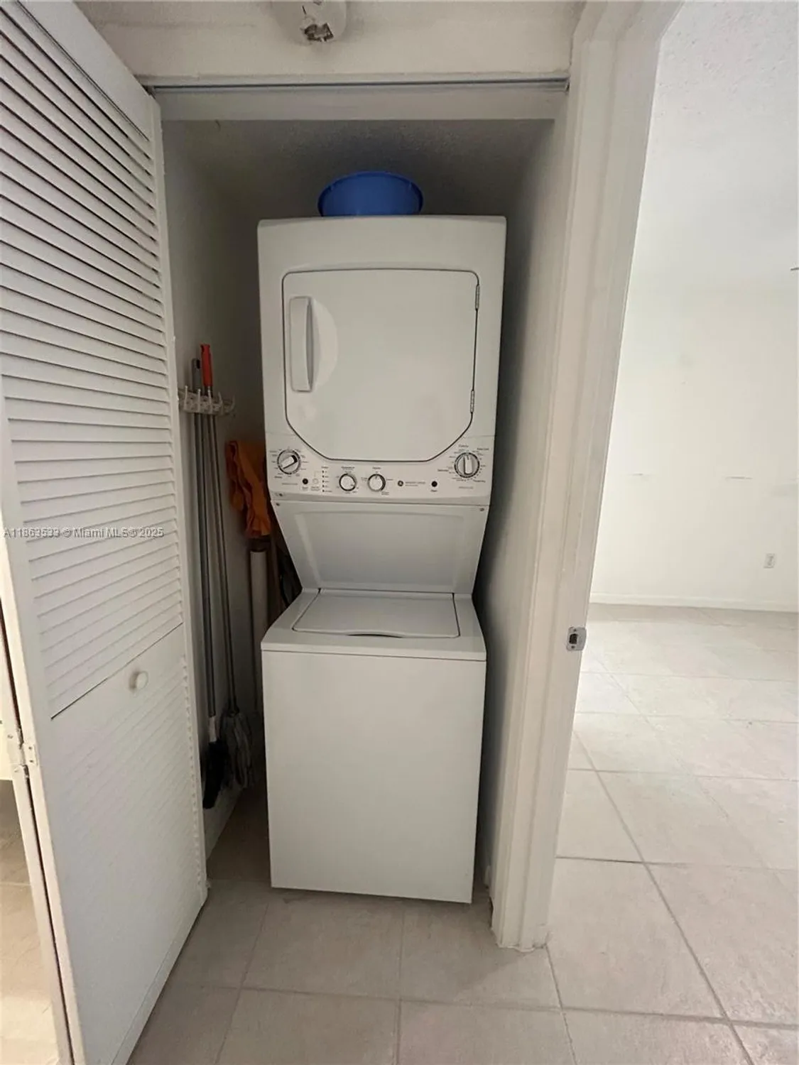 Property Slideshow image 9 of 11 | 901 sw 141st ave 409m, Pembroke Pines, FL, 33027