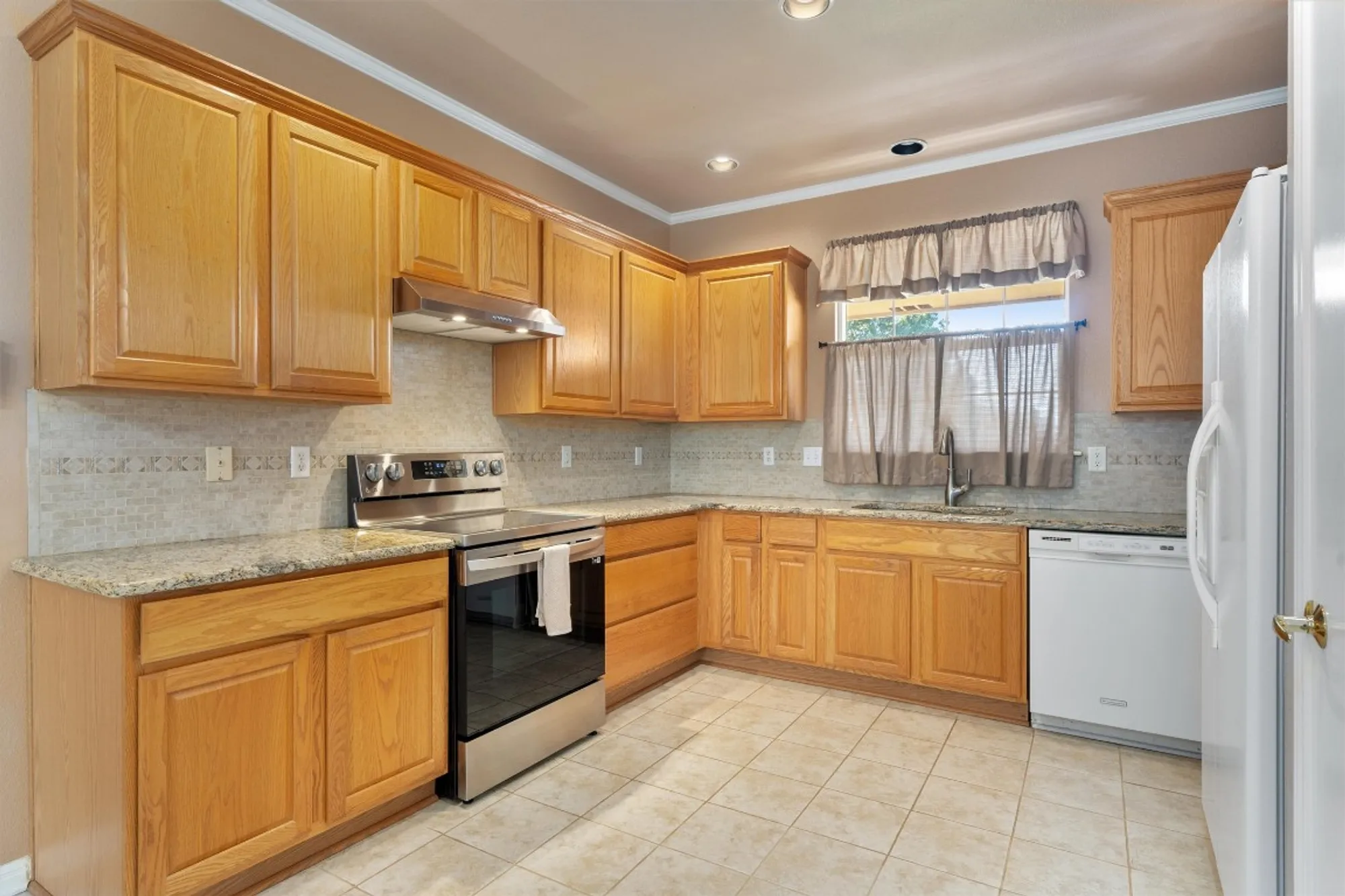 Property Slideshow image 11 of 29 | 272 red poppy trl, Georgetown, TX, 78633