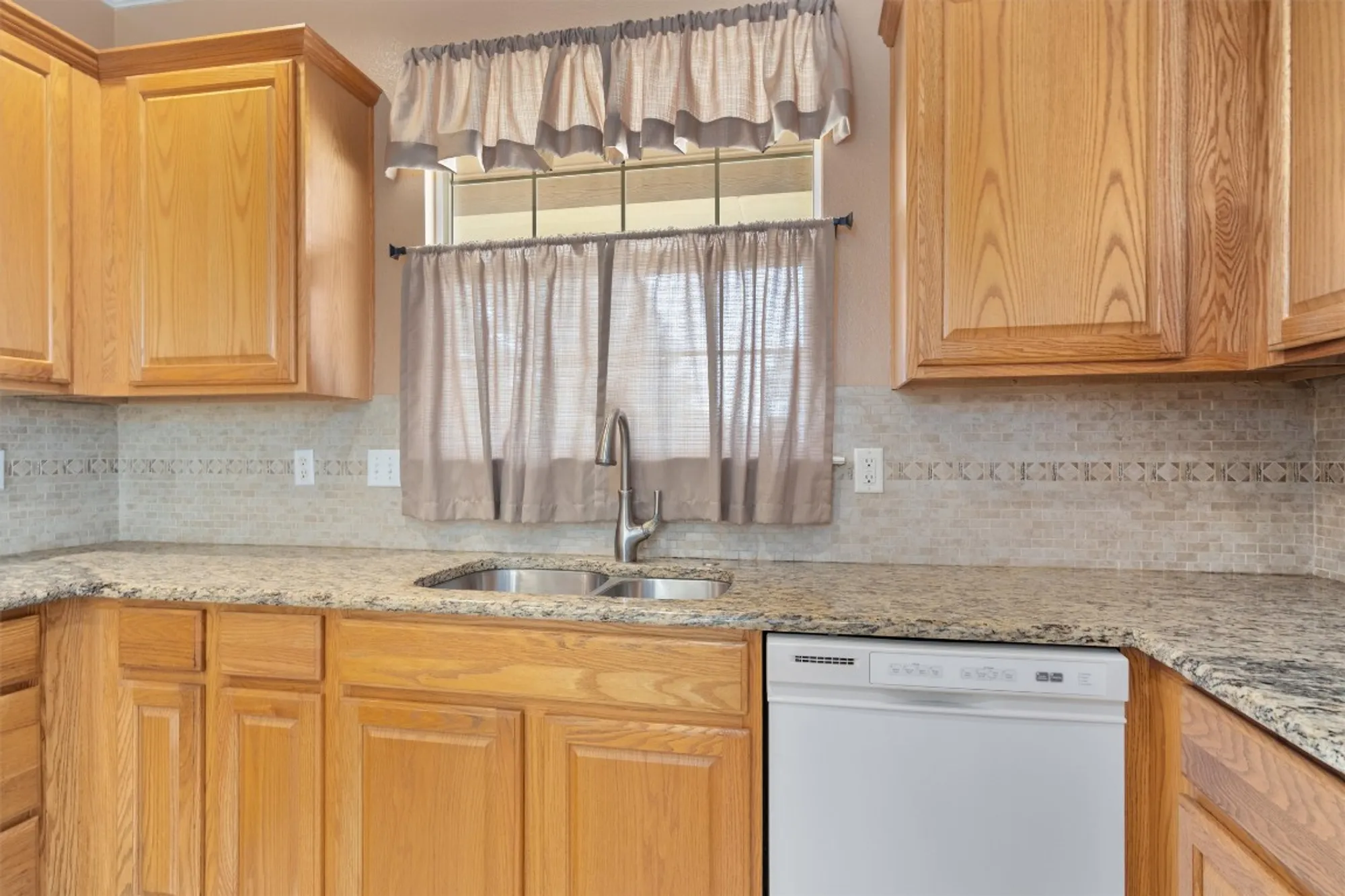 Property Slideshow image 13 of 29 | 272 red poppy trl, Georgetown, TX, 78633