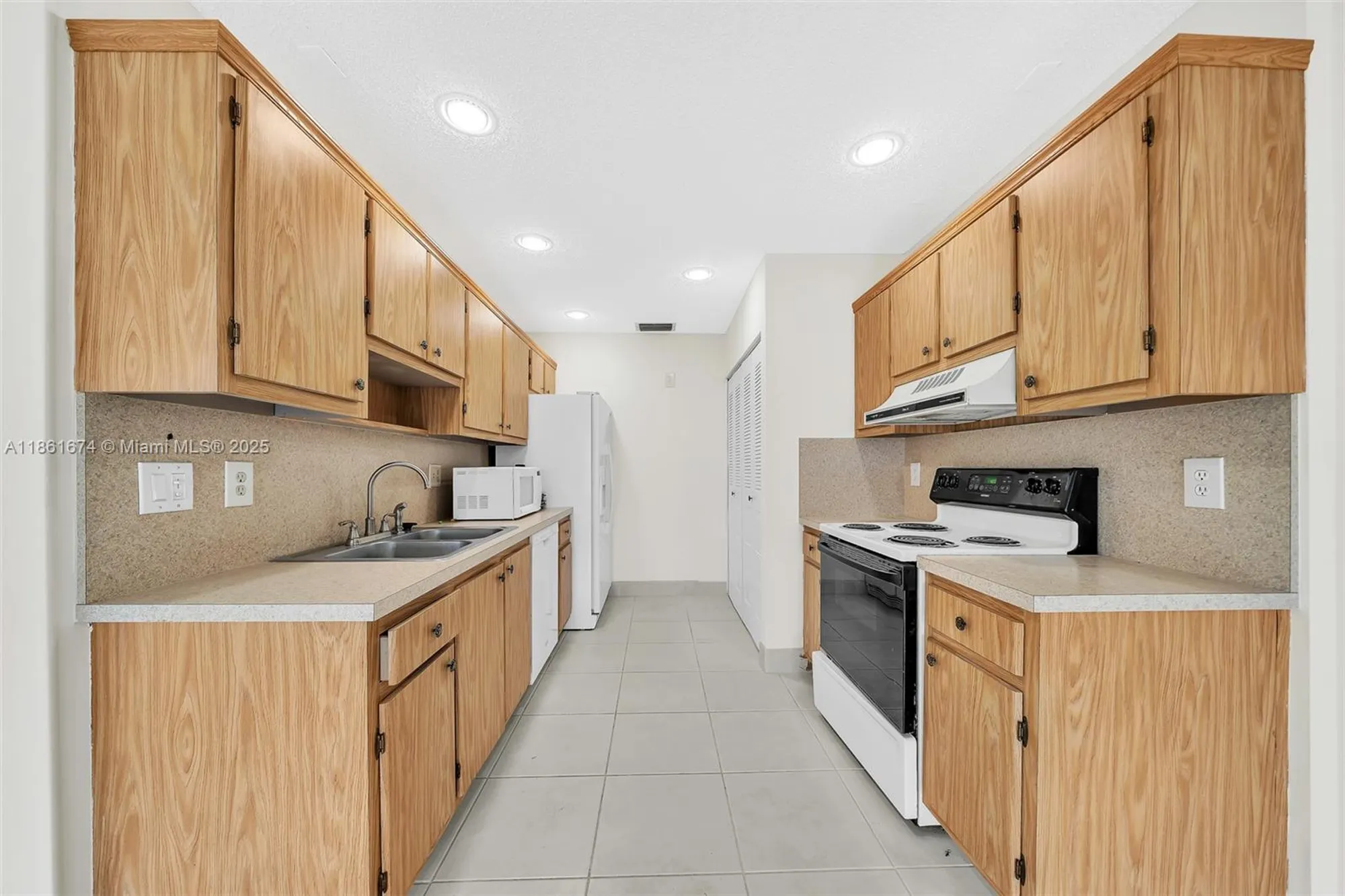 Property Slideshow image 11 of 40 | 3319 americo dr, West Palm Beach, FL, 33417