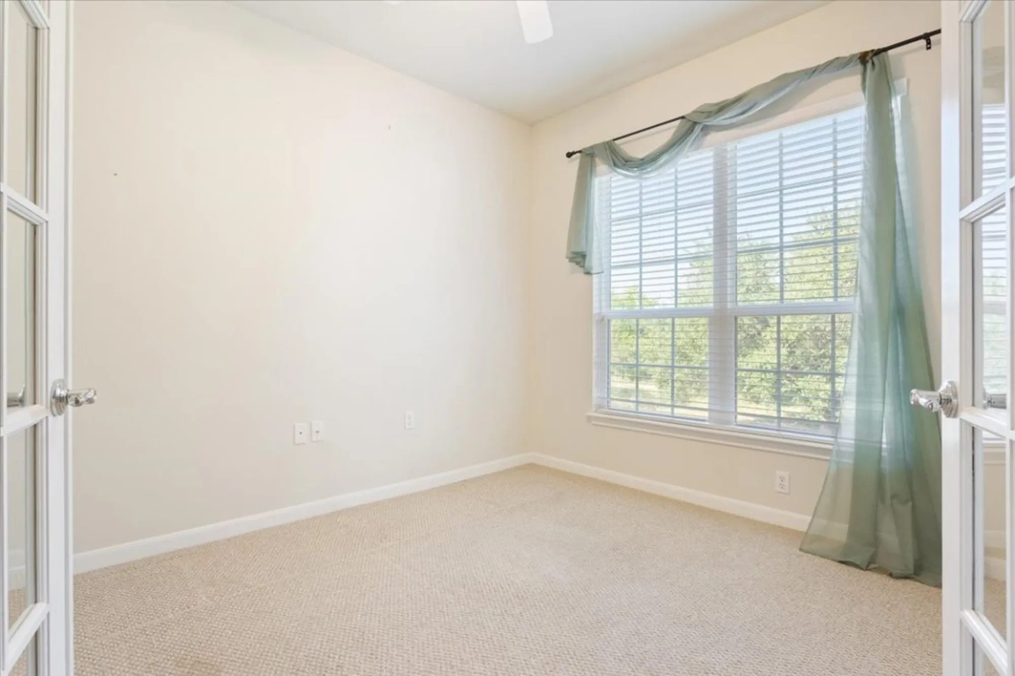 Property Slideshow image 8 of 34 | 213 fieldstone dr, Georgetown, TX, 78633