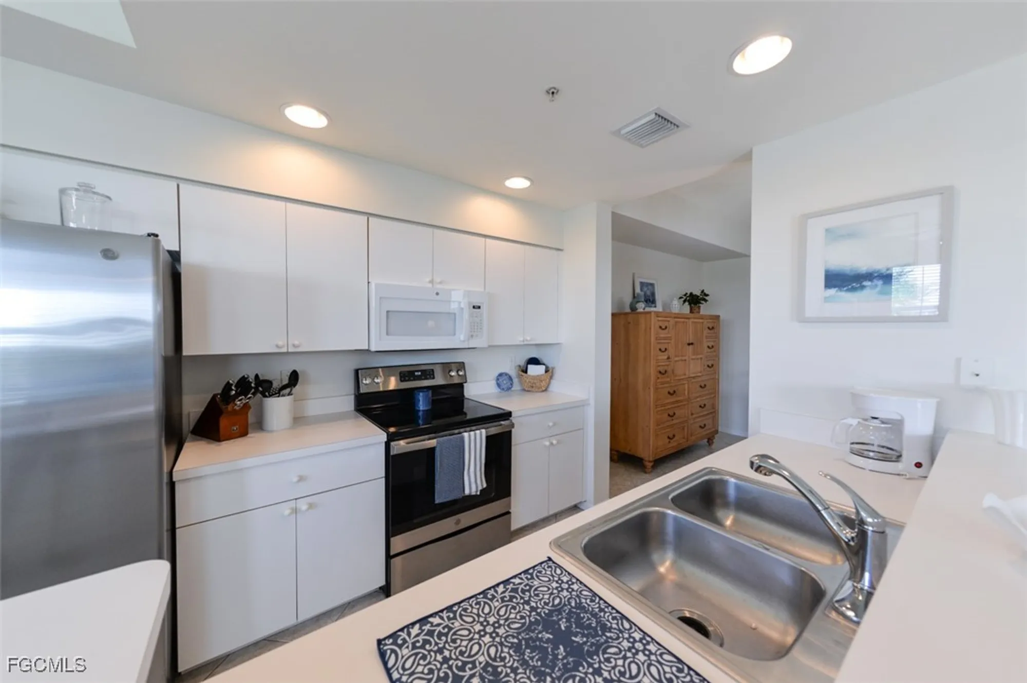 Property Slideshow image 8 of 36 | 8076 queen palm ln apt 432, Fort Myers, FL, 33966