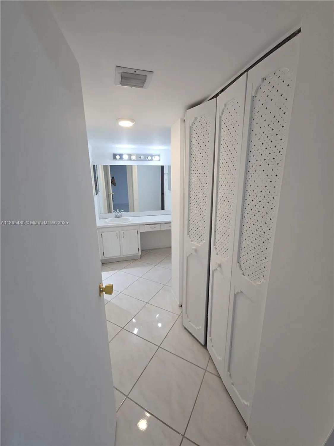 Property Slideshow image 11 of 22 | 20500 w country club dr apt 614, Aventura, FL, 33180