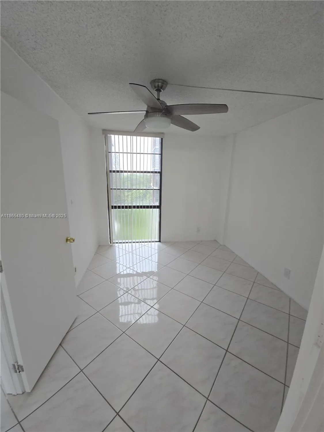 Property Slideshow image 13 of 22 | 20500 w country club dr apt 614, Aventura, FL, 33180