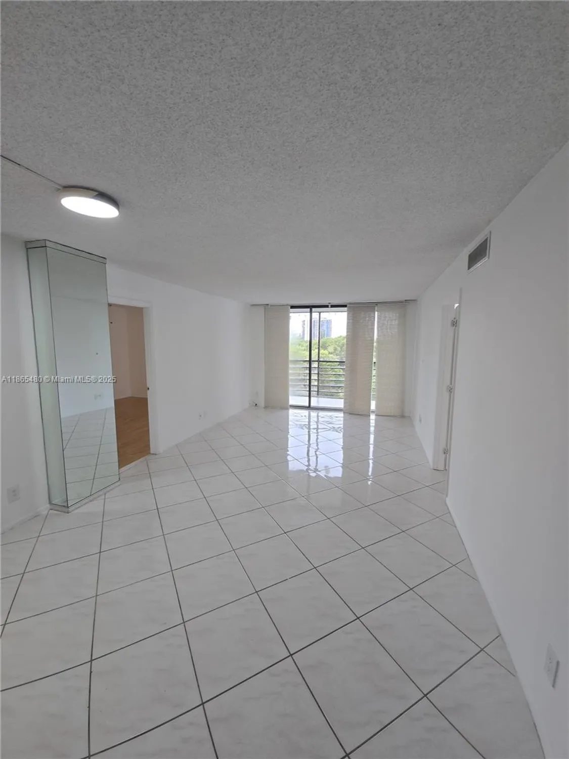Property Slideshow image 4 of 22 | 20500 w country club dr apt 614, Aventura, FL, 33180