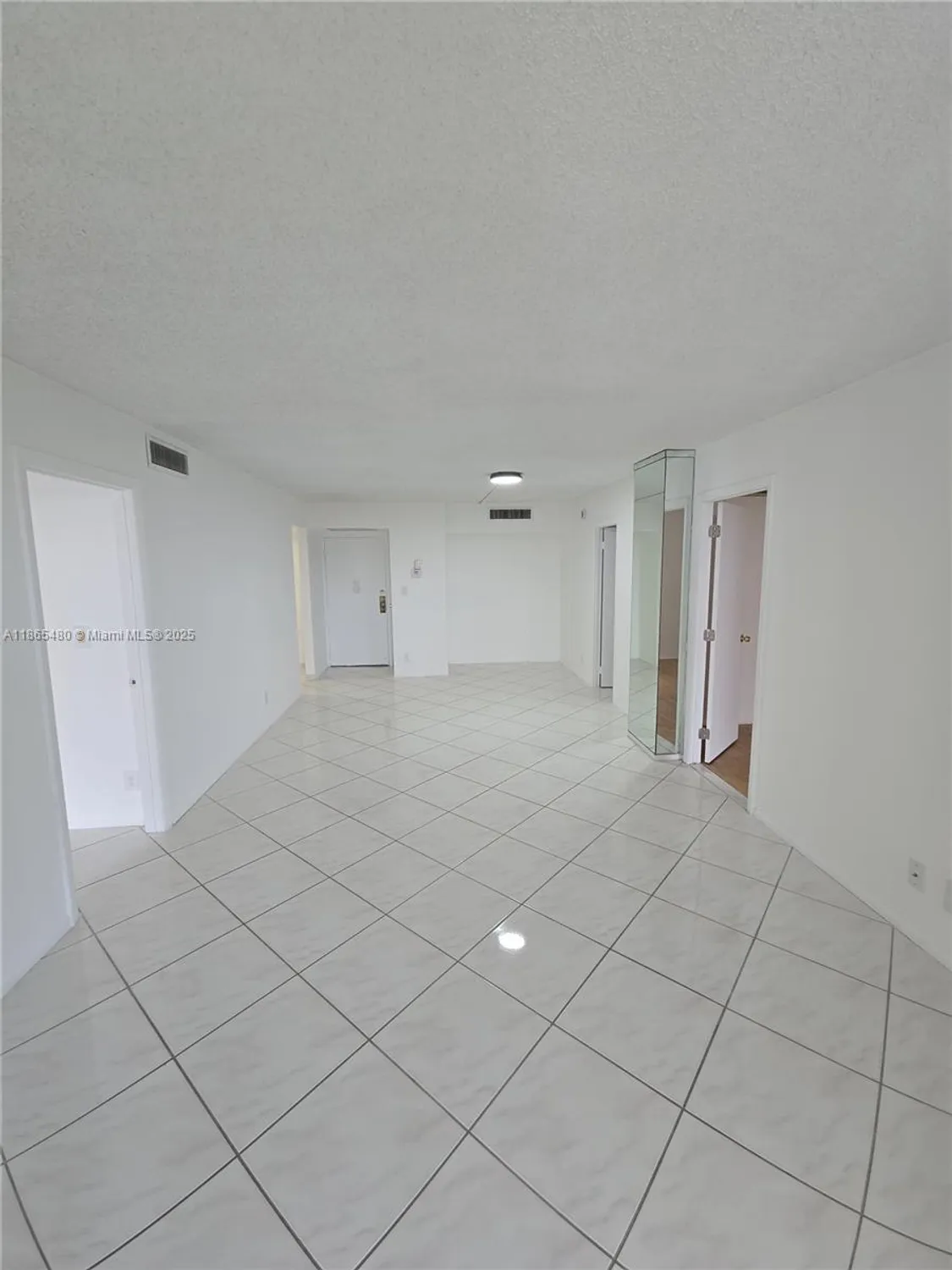Property Slideshow image 5 of 22 | 20500 w country club dr apt 614, Aventura, FL, 33180