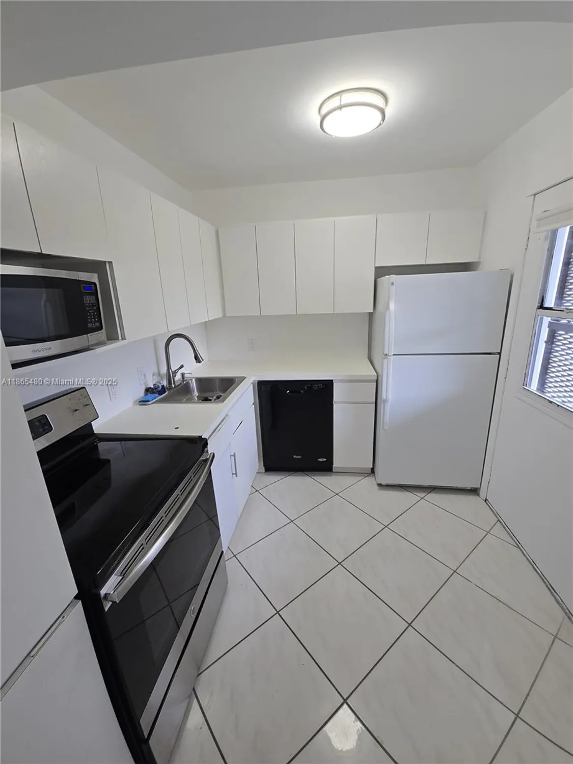 Property Slideshow image 6 of 22 | 20500 w country club dr apt 614, Aventura, FL, 33180