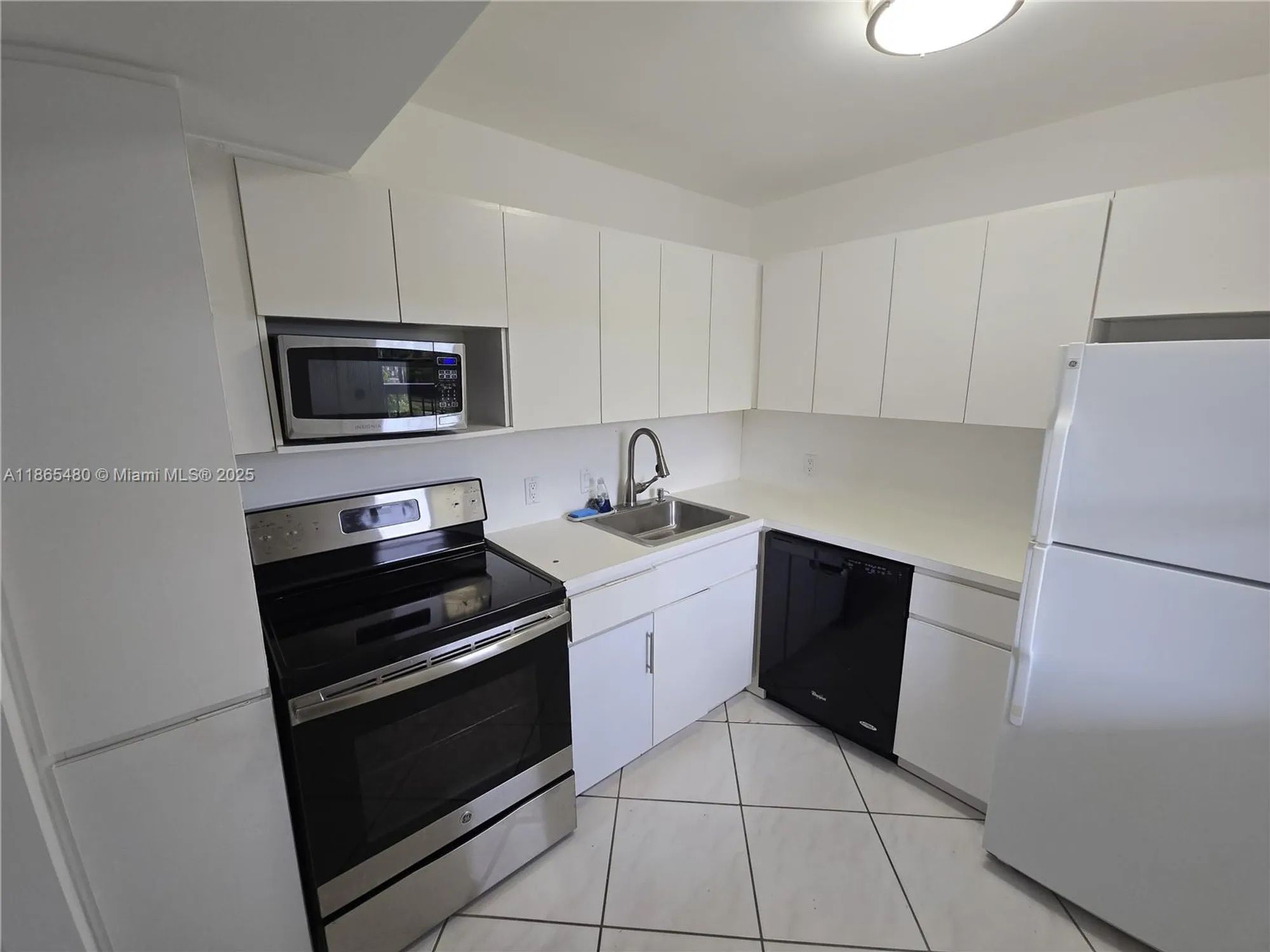 Property Slideshow image 7 of 22 | 20500 w country club dr apt 614, Aventura, FL, 33180