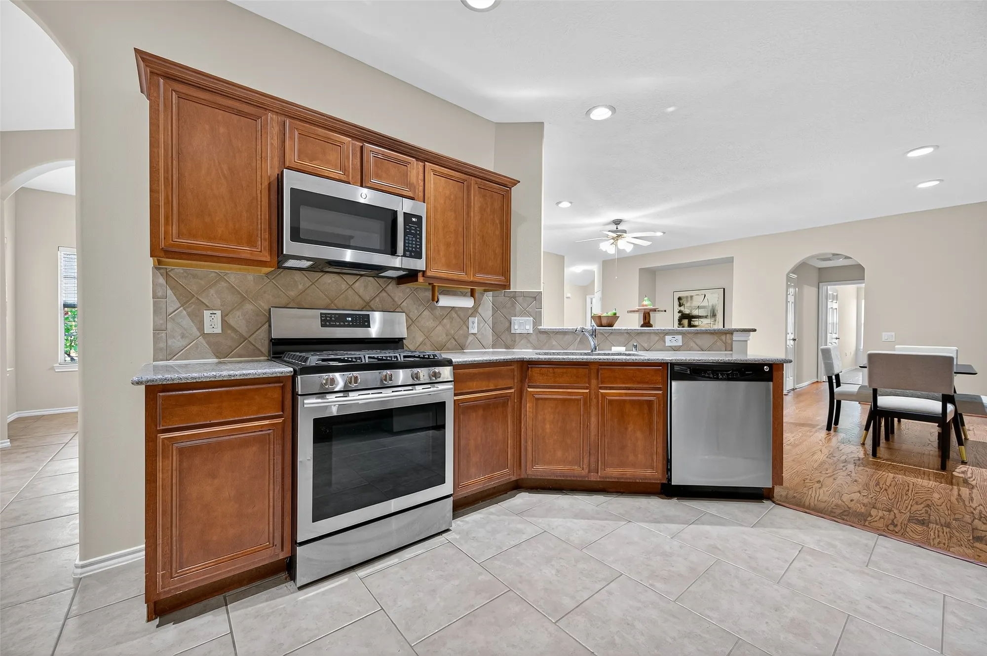 Property Slideshow image 13 of 25 | 5347 greenbrae ln, Katy, TX, 77494