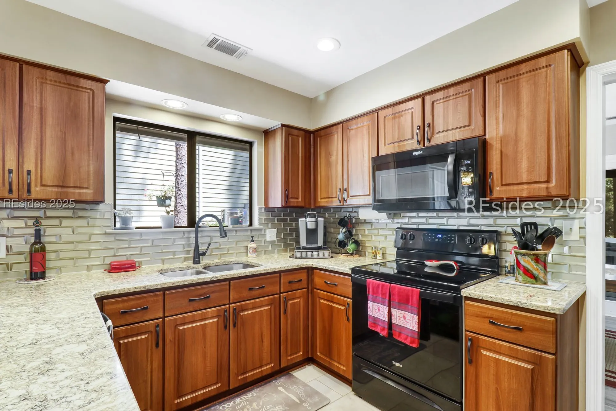 Property Slideshow image 10 of 25 | 27 arrow wood rd, Hilton Head Island, SC, 29926