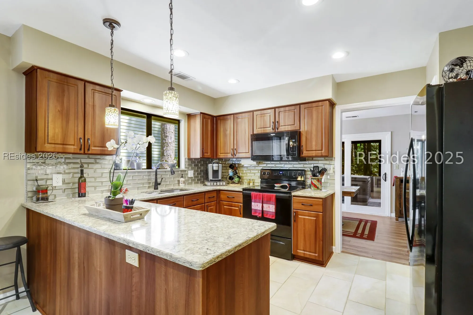 Property Slideshow image 11 of 25 | 27 arrow wood rd, Hilton Head Island, SC, 29926