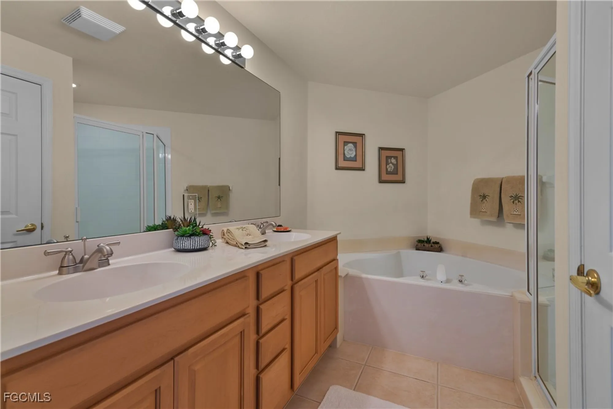 Property Slideshow image 10 of 25 | 10007 sky view way 2007, Fort Myers, FL, 33913