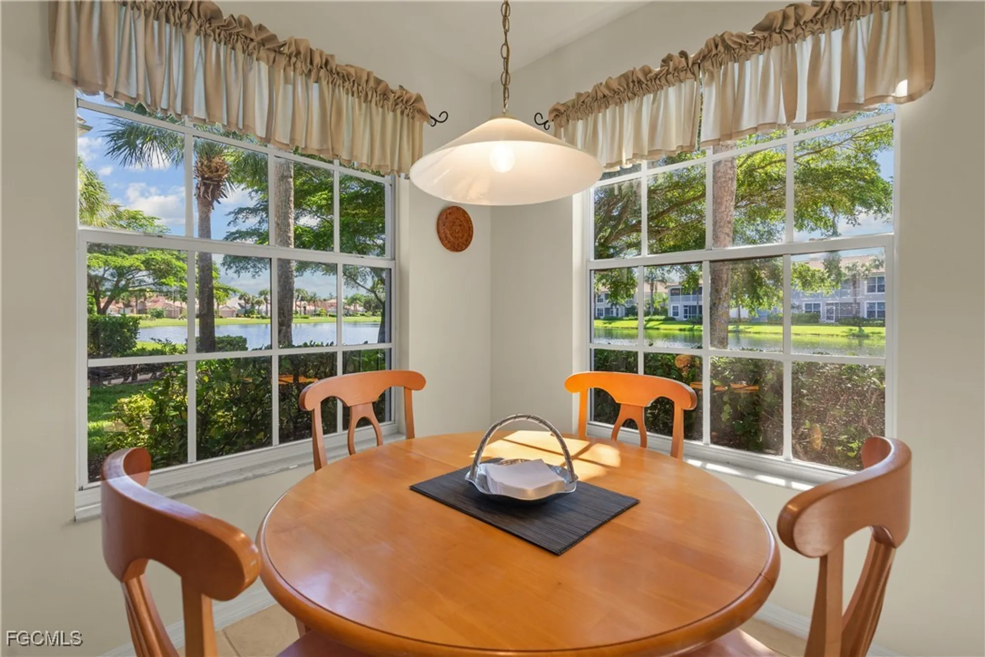 Property Slideshow image 6 of 25 | 10007 sky view way 2007, Fort Myers, FL, 33913