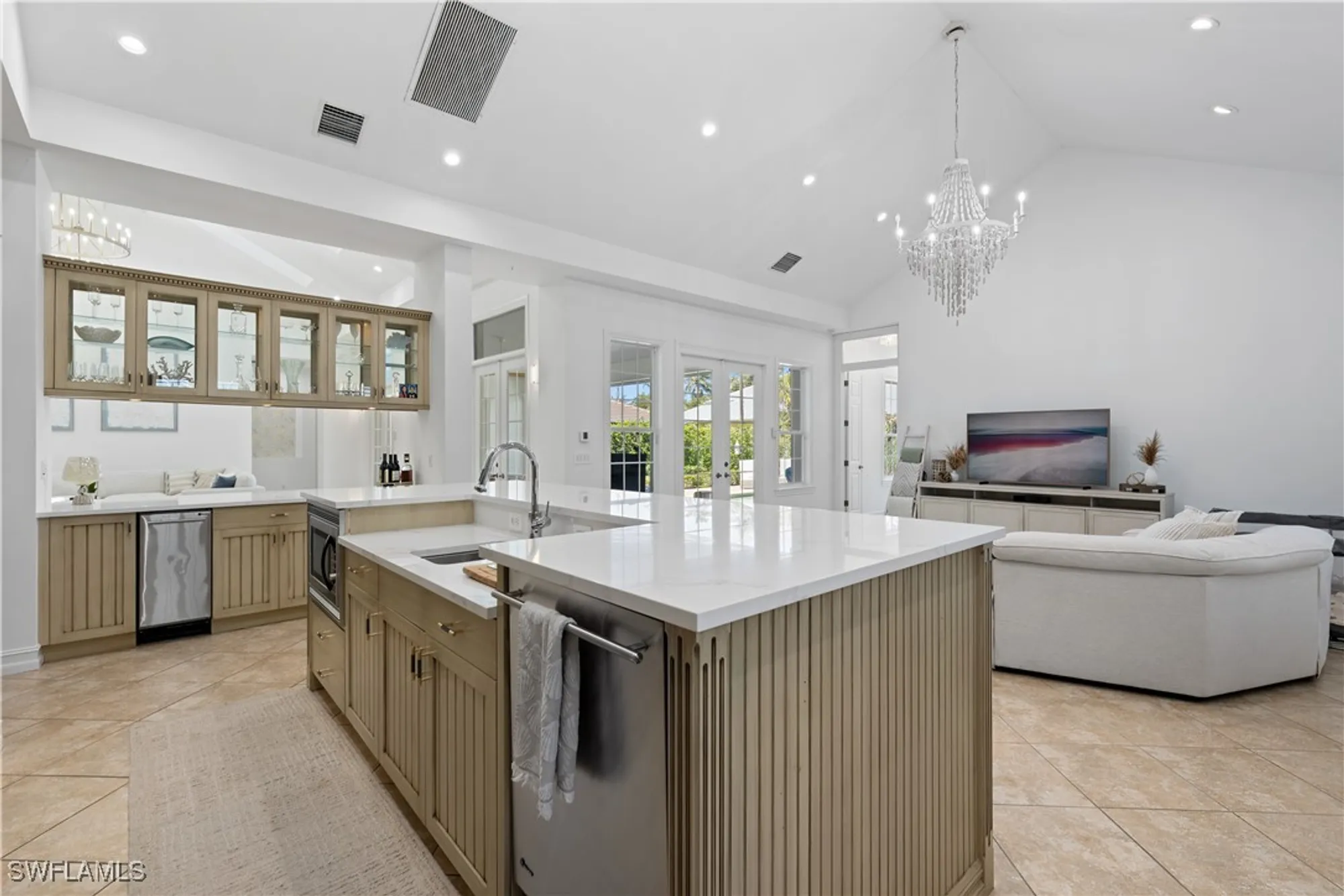 Property Slideshow image 14 of 34 | 505 harbour dr, Naples, FL, 34103