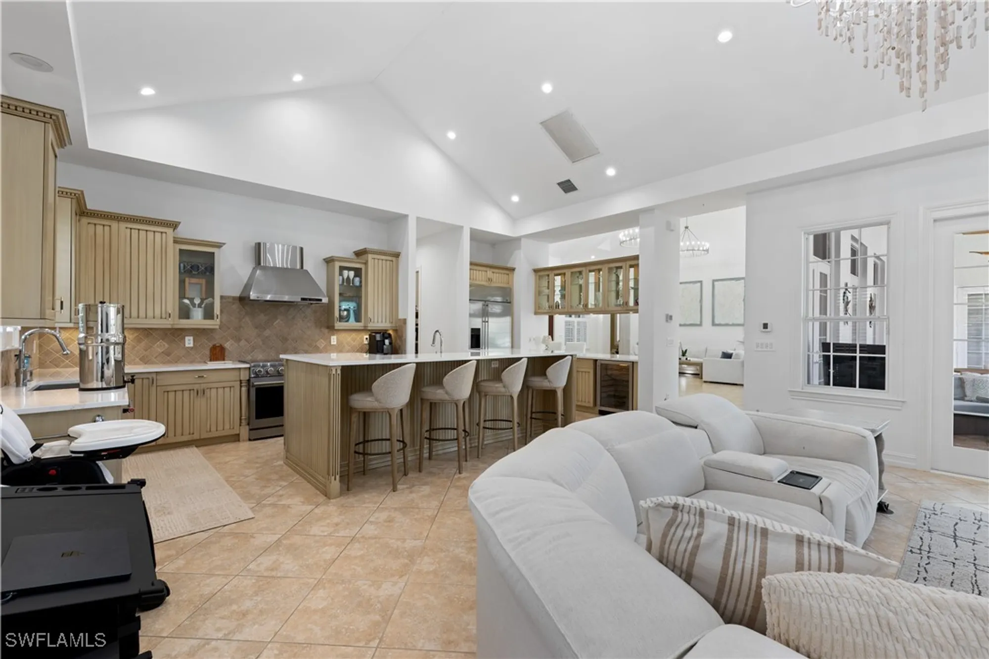 Property Slideshow image 13 of 34 | 505 harbour dr, Naples, FL, 34103