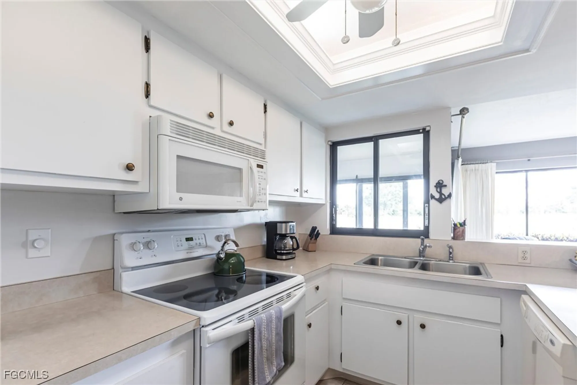 Property Slideshow image 5 of 34 | 5665 trailwinds dr 615, Fort Myers, FL, 33907