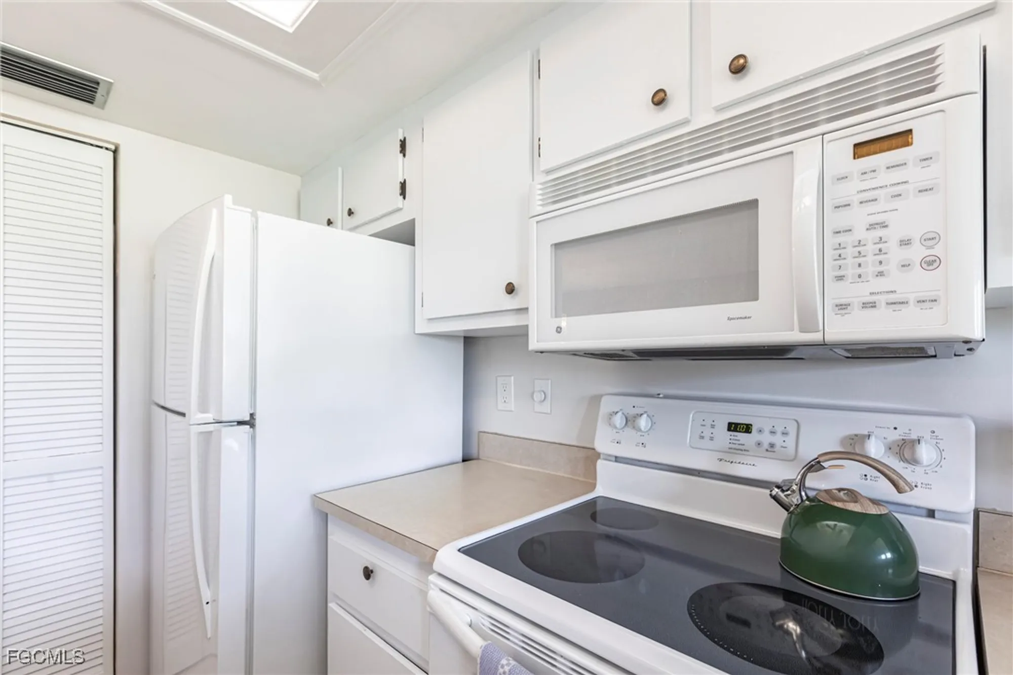 Property Slideshow image 6 of 34 | 5665 trailwinds dr 615, Fort Myers, FL, 33907