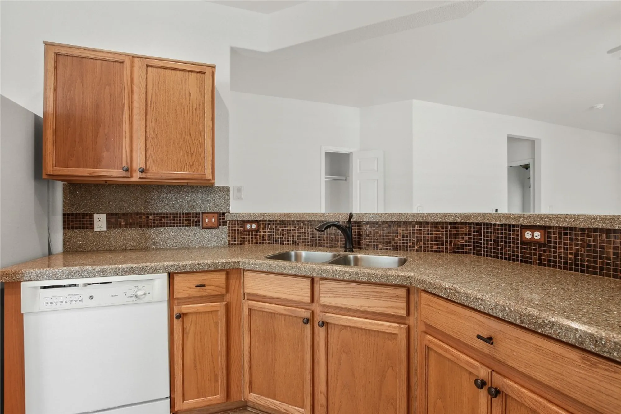 Property Slideshow image 15 of 28 | 119 hampton cir, Georgetown, TX, 78633