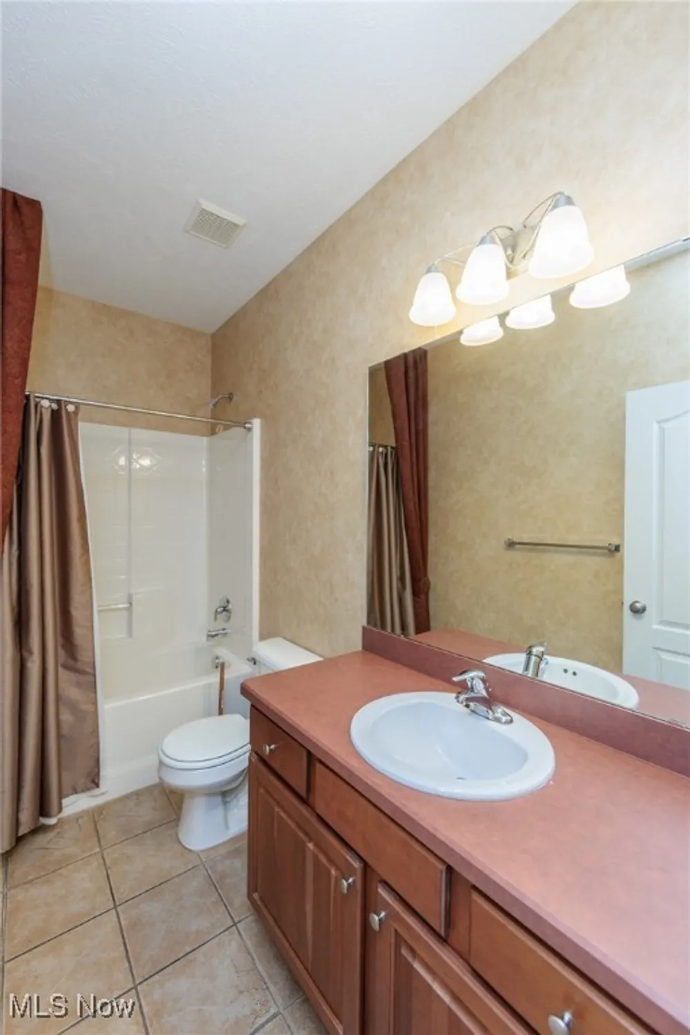 Property Slideshow image 38 of 50 | 4887 meadow lark dr, Lorain, OH, 44053