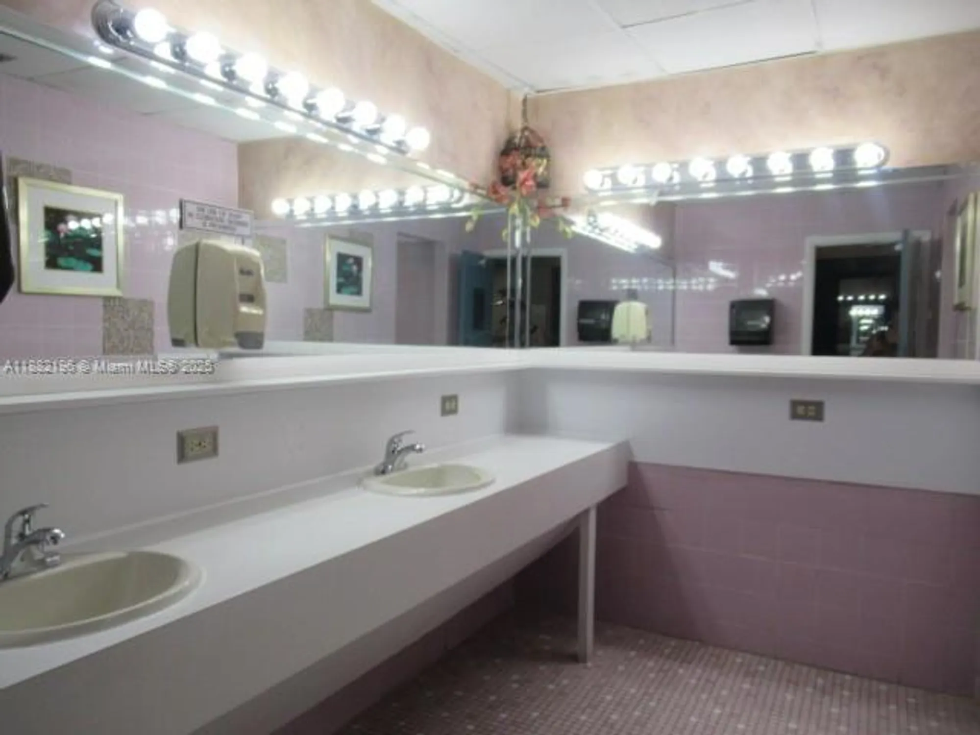 Property Slideshow image 28 of 71 | 1100 colony point cir 518, Pembroke Pines, FL, 33026