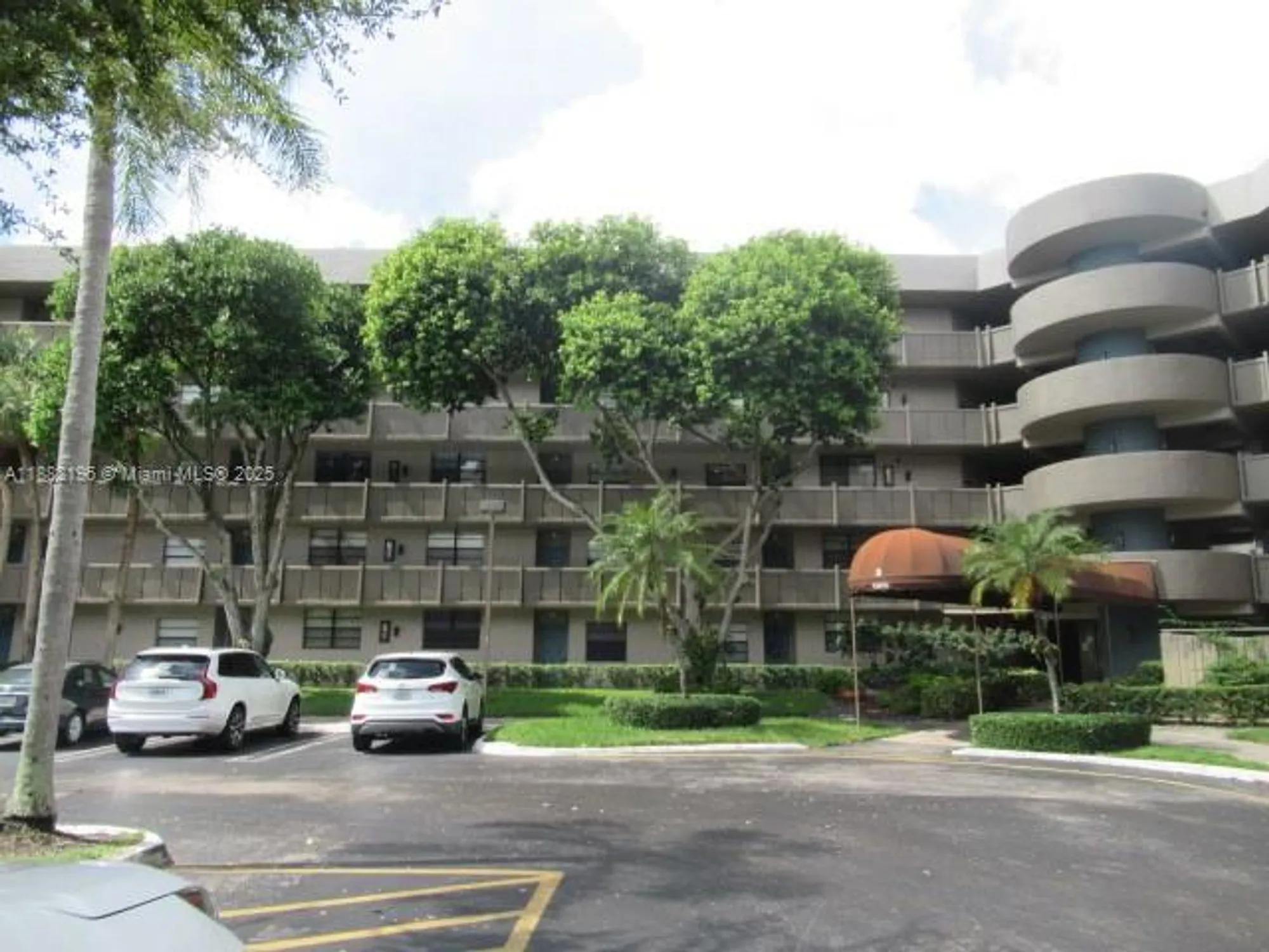 Property Slideshow image 3 of 71 | 1100 colony point cir 518, Pembroke Pines, FL, 33026