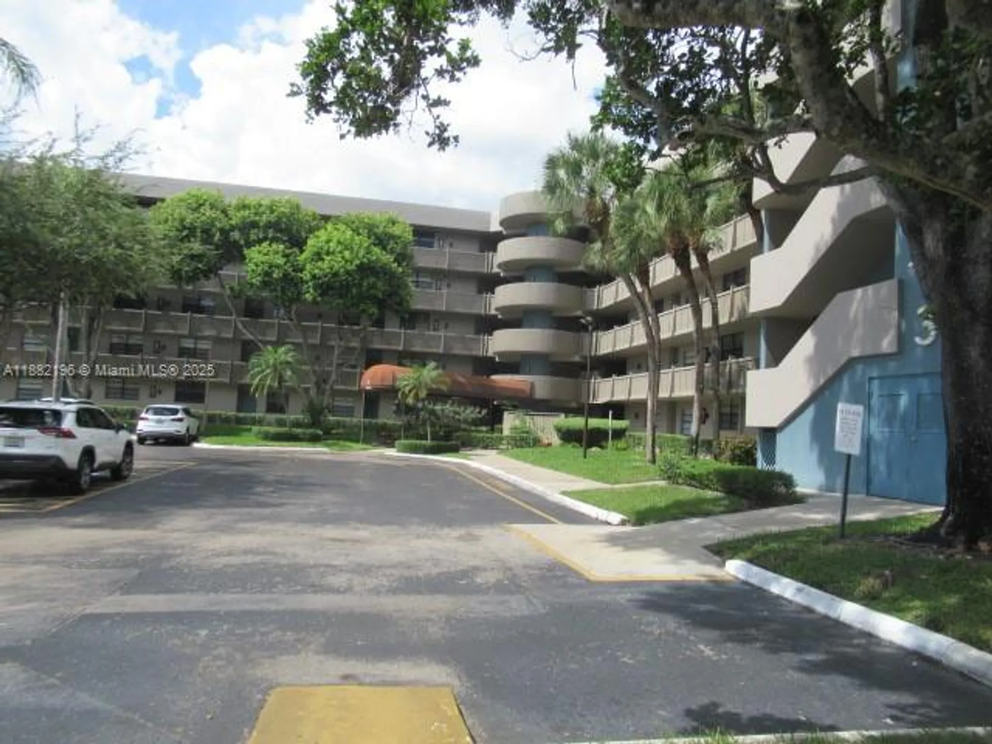 Property Slideshow image 5 of 71 | 1100 colony point cir 518, Pembroke Pines, FL, 33026