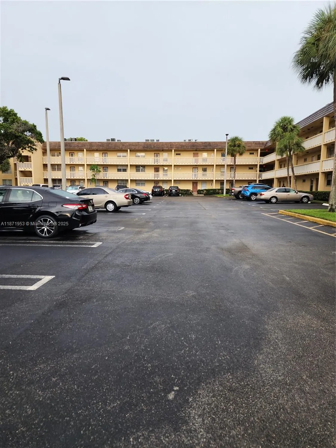 Property Slideshow image 2 of 15 | 5750 nw 64th ave apt 303, Tamarac, FL, 33319