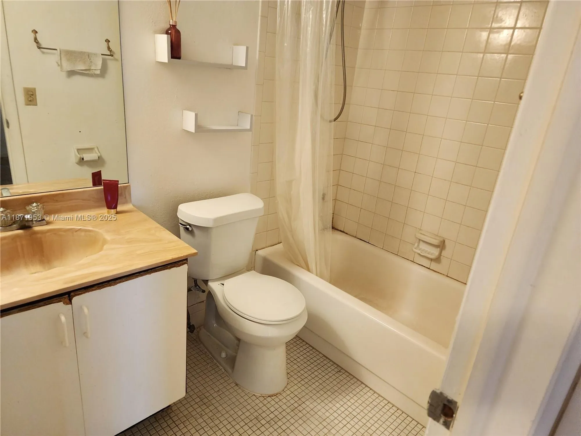 Property Slideshow image 5 of 15 | 5750 nw 64th ave apt 303, Tamarac, FL, 33319