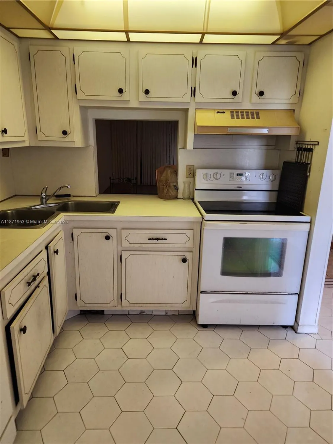 Property Slideshow image 8 of 15 | 5750 nw 64th ave apt 303, Tamarac, FL, 33319