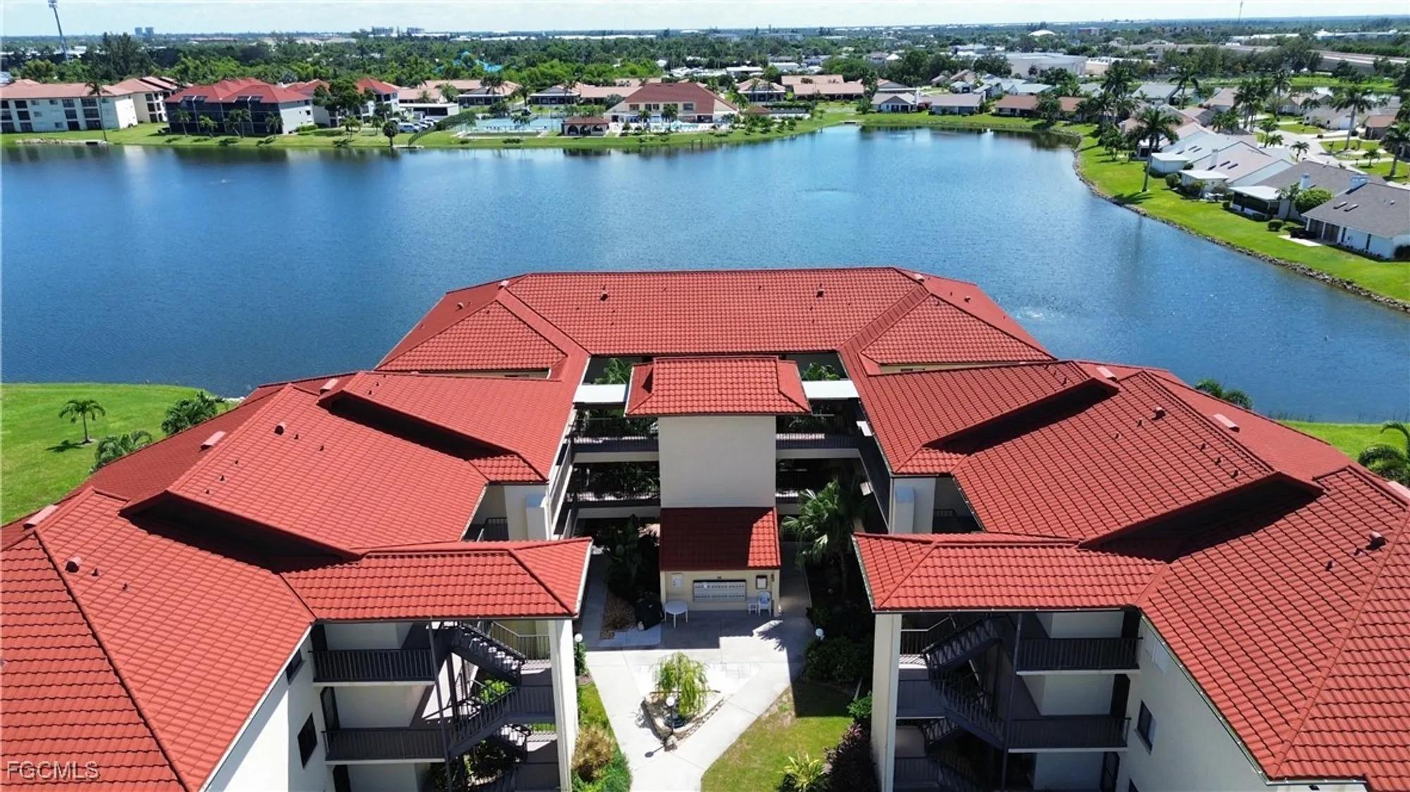 Property Slideshow image 16 of 24 | 11110 caravel cir 204, Fort Myers, FL, 33908