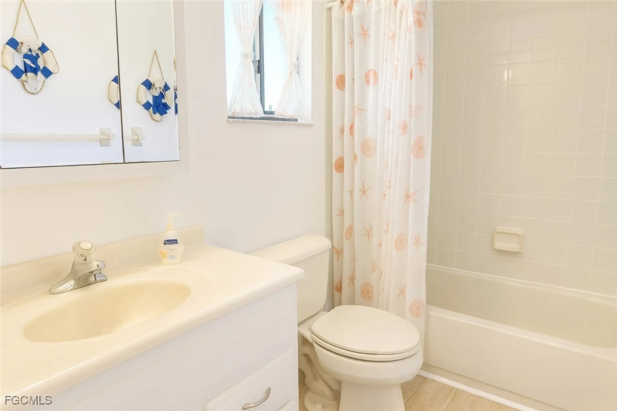 Property Slideshow image 13 of 24 | 11110 caravel cir 204, Fort Myers, FL, 33908