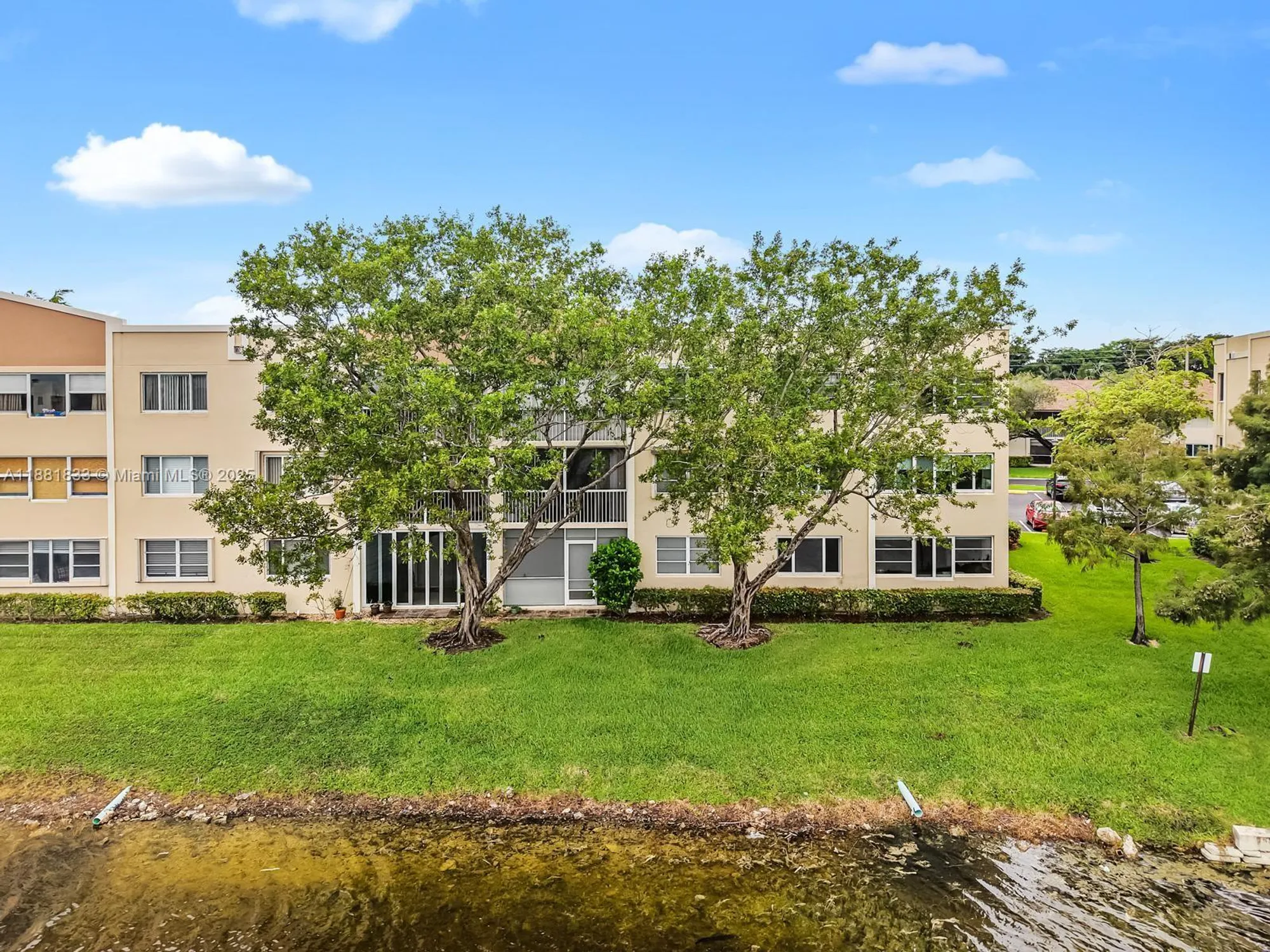 Property Slideshow image 24 of 28 | 7320 n devon dr 101, Tamarac, FL, 33321