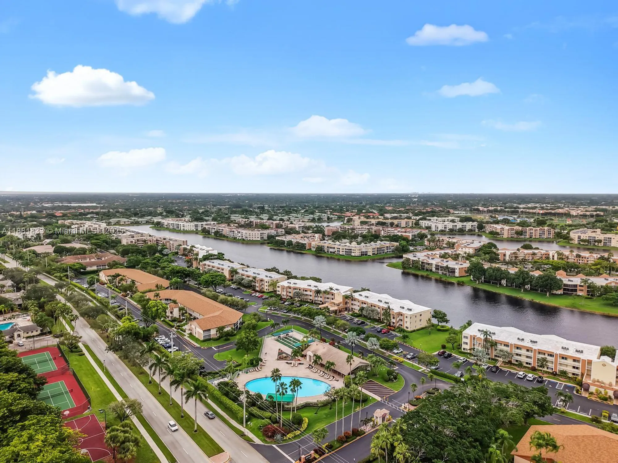 Property Slideshow image 2 of 28 | 7320 n devon dr 101, Tamarac, FL, 33321