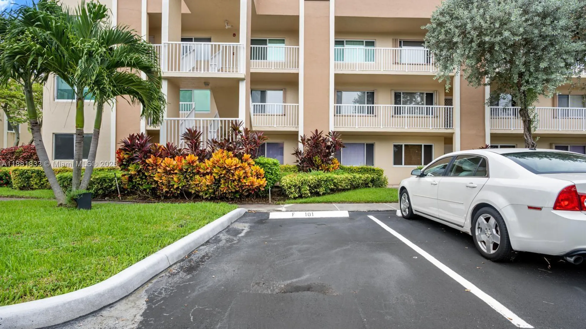 Property Slideshow image 6 of 28 | 7320 n devon dr 101, Tamarac, FL, 33321