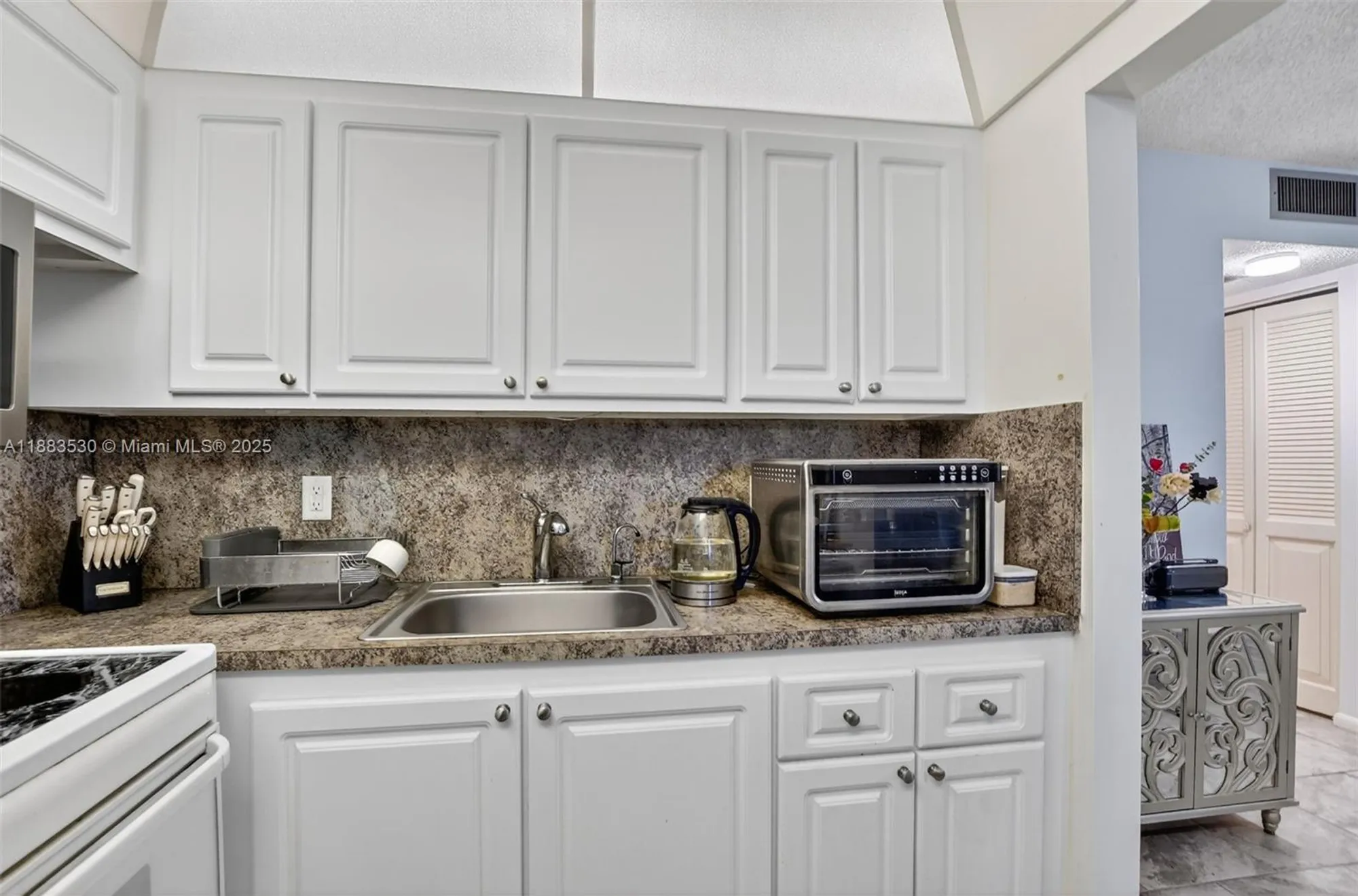 Property Slideshow image 14 of 58 | 2009 farnham n # 2009, Deerfield Beach, FL, 33442