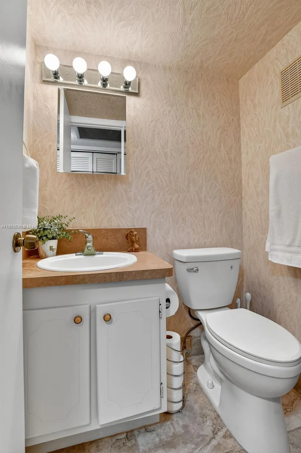 Property Slideshow image 18 of 58 | 2009 farnham n # 2009, Deerfield Beach, FL, 33442