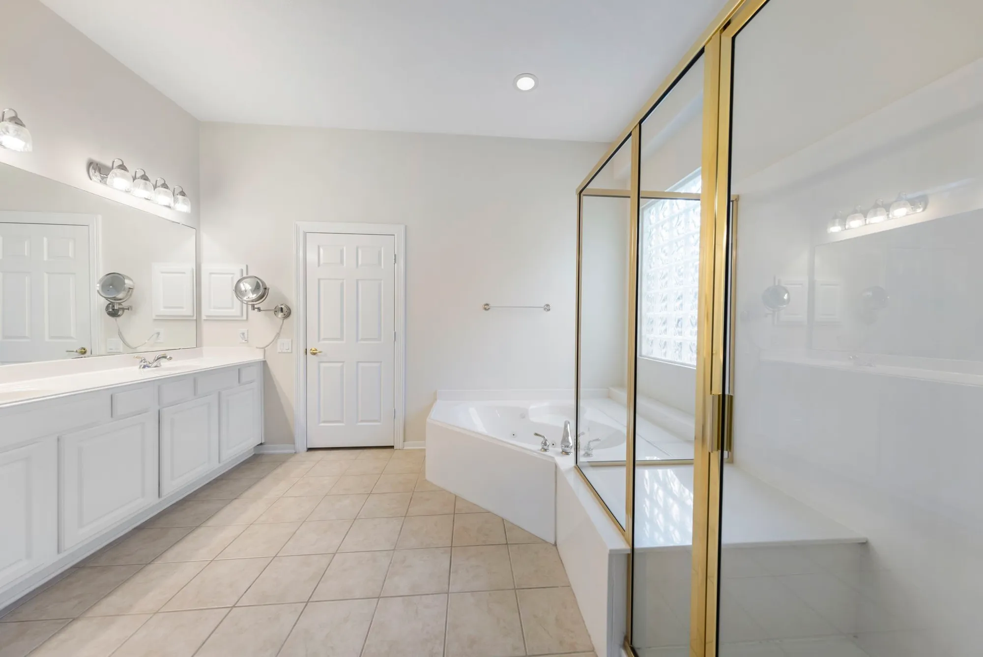 Property Slideshow image 14 of 24 | 31 e royal mews, The Woodlands, TX, 77384