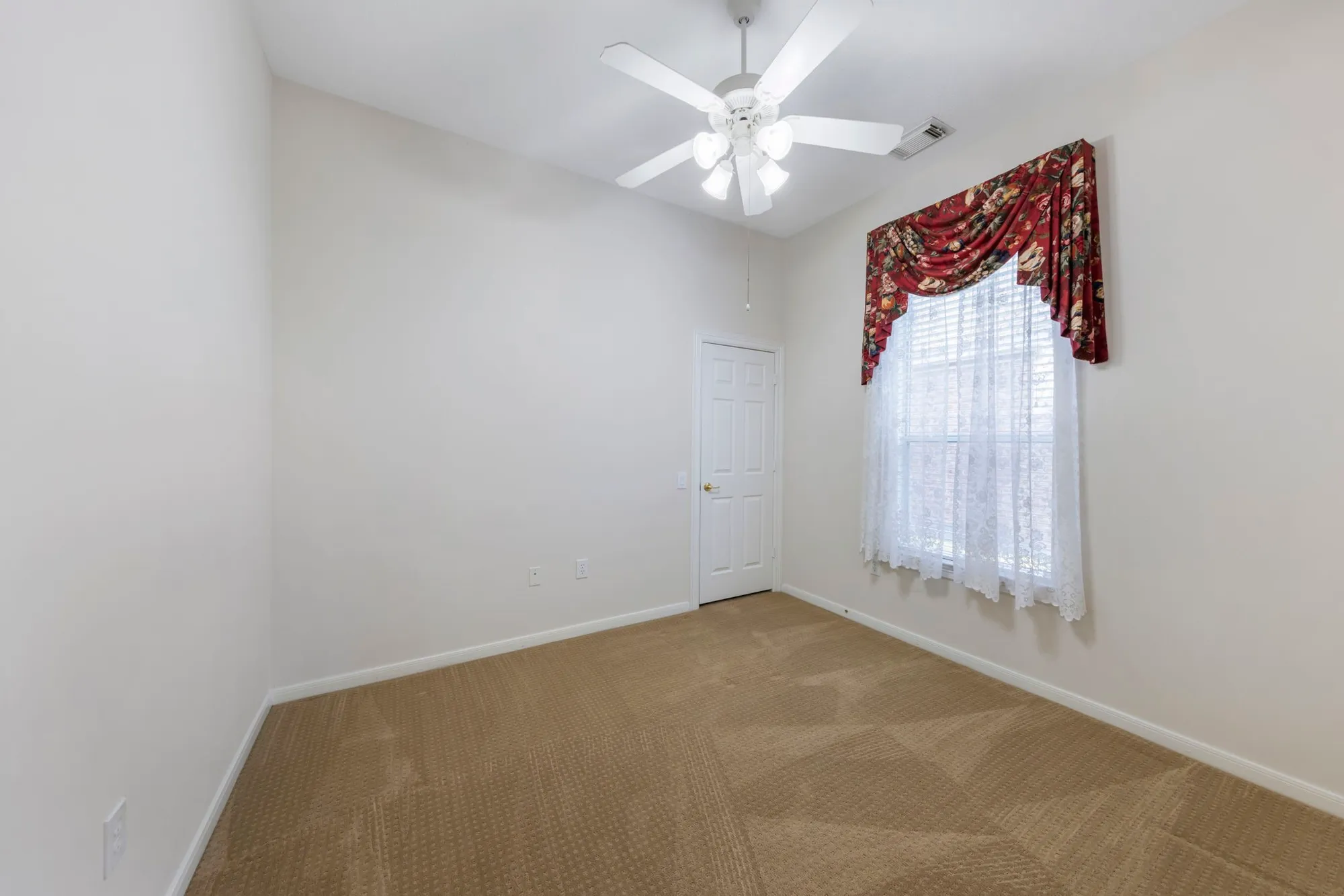 Property Slideshow image 17 of 24 | 31 e royal mews, The Woodlands, TX, 77384