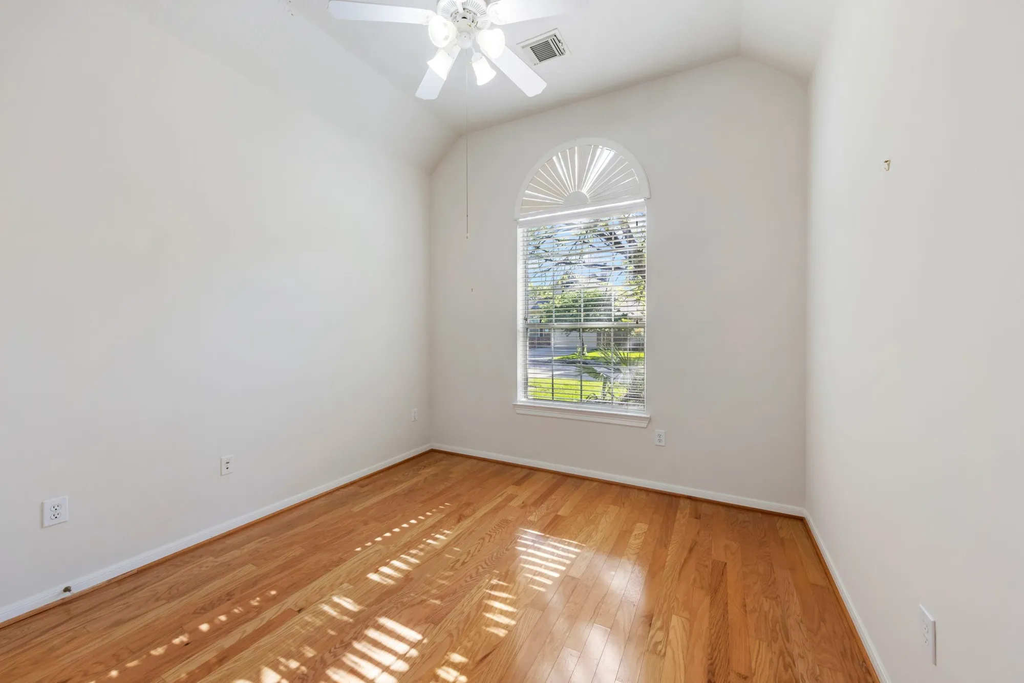 Property Slideshow image 19 of 24 | 31 e royal mews, The Woodlands, TX, 77384