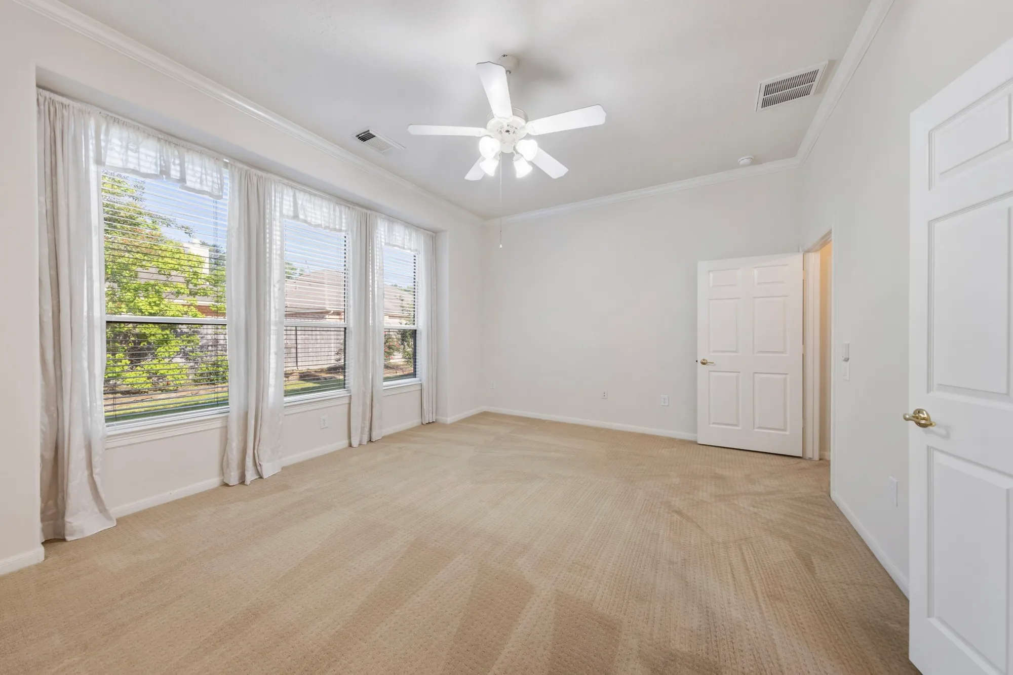 Property Slideshow image 13 of 24 | 31 e royal mews, The Woodlands, TX, 77384